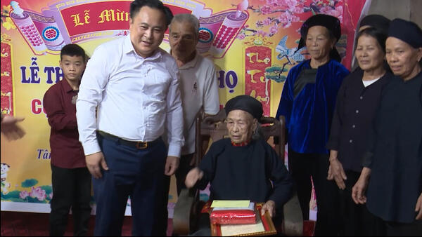 Lãnh đạo tỉnh chúc thọ các cụ 100 tuổi  tại xã Mông Ân và xã Tân Văn.