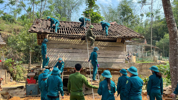 Hoa Thám  huy động lực lượng hỗ trợ công tác giải phóng mặt bằng thi công đường vào di tích Khau Kham, xã Hoa Thám, huyện Bình Gia