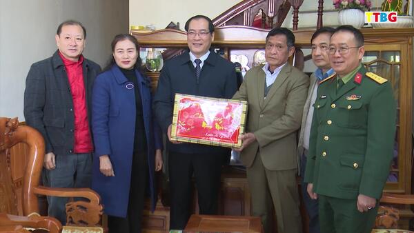 Đồng chí Dương Xuân Huyên Tặng quà Tết Xuân Ất Tỵ năm 2025   tại huyện Bình Gia
