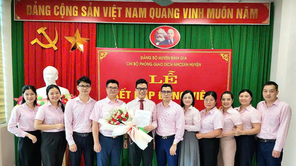 CHI BỘ NGÂN HÀNG CHÍNH SÁCH XÃ HỘI HUYỆN BÌNH GIA TỔ CHỨC LỄ KẾT NẠP ĐẢNG VIÊN MỚI