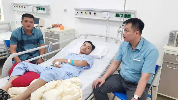 Chủ tịch UBND xã Bình Gia thăm hỏi, động viên cán bộ Công an xã bị tai nạn trong khi làm nhiệm vụ