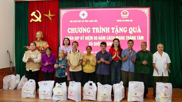 Hội Chữ thập đỏ tỉnh Lạng Sơn phối hợp với Ủy ban nhân dân xã Bình Gia tổ chức trao quà cho các hộ gia đình, chính sách, hộ nghèo, hộ cận nghèo trên địa bàn xã Bình Gia, tỉnh Lạng Sơn