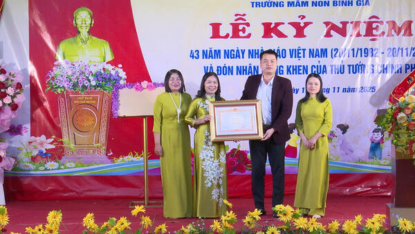 Xã Bình Gia dự lễ kỷ niệm 43 năm Ngày Nhà giáo Việt Nam và đón nhận Bằng khen của Thủ tướng Chính phủ tại Trường Mầm non Bình Gia