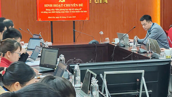 Chi bộ Ủy ban Nhân dân xã Bình Gia tổ chức sinh hoạt chuyên đề về kỹ năng số và nâng cao chất lượng soạn thảo văn bản