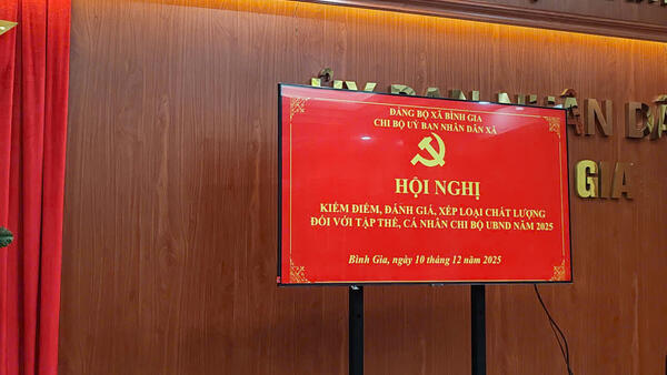 Chi bộ UBND xã Bình Gia tổ chức Hội nghị kiểm điểm, đánh giá chất lượng tổ chức đảng và đảng viên năm 2025
