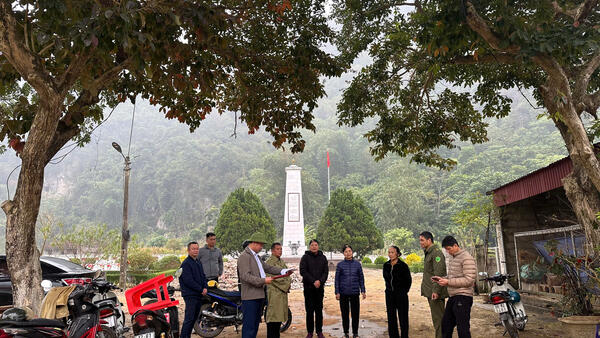 Phó Chủ tịch UBND xã Bình Gia làm việc với nhóm hộ thôn Ngọc Quyến về công trình cải tạo, nâng cấp Nghĩa trang Liệt sĩ khu vực Bình Gia