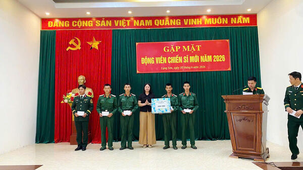 Đại diện lãnh đạo UBND xã Bình Gia thăm, động viên chiến sĩ mới dịp lễ tuyên thệ năm 2026.