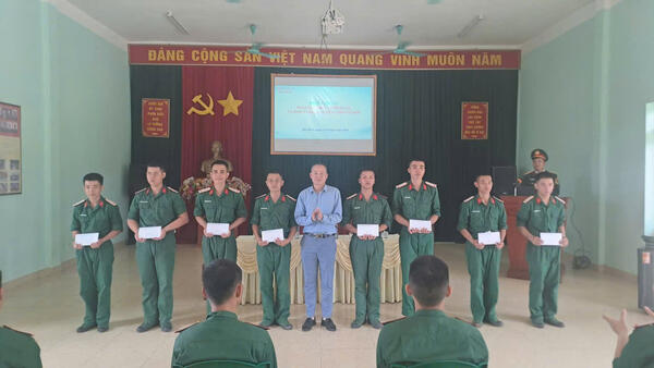 Thường trực Đảng ủy xã Bình Gia thăm, động viên chiến sĩ mới dịp lễ tuyên thệ năm 2026.