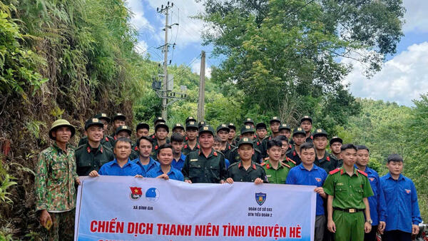 ĐOÀN THANH NIÊN XÃ BÌNH GIA PHỐI HỢP TỔ CHỨC TU SỬA TUYẾN ĐƯỜNG XÓM BẢN QUÁ, THÔN NÀ CƯỚM