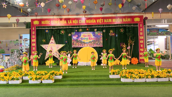 LÃNH ĐẠO UBND XÃ BÌNH GIA VUI TẾT TRUNG THU TẠI TRƯỜNG MẦM NON BÌNH GIA