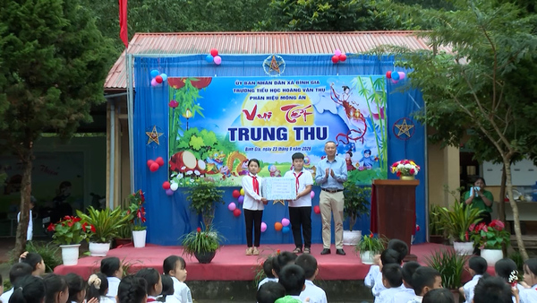 THƯỜNG TRỰC ĐẢNG ỦY XÃ TẶNG QUÀ CHO THIẾU NHI TẠI PHÂN HIỆU MÔNG ÂN