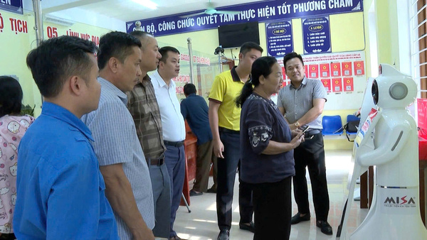 CHƯƠNG TRÌNH TRẢI NGHIỆM RÔ-BỐT LỄ TÂN THÔNG MINH HỖ TRỢ THỰC HIỆN THỦ TỤC HÀNH CHÍNH