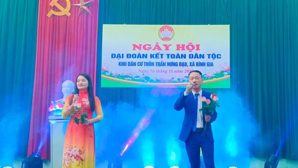 Đồng chí Đặng Thị Tới, Ủy viên BCH Đảng bộ, Phó Chủ tịch UBND xã dự chung vui ngày hội đại đoàn kết toàn dân tộc tại khu dân cư thôn Trần Hưng Đạo